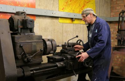 A Guide to Operating a Lathe Machine Safely and Effectively